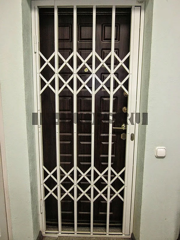 Установка раздвижной решетки за входной дверью
