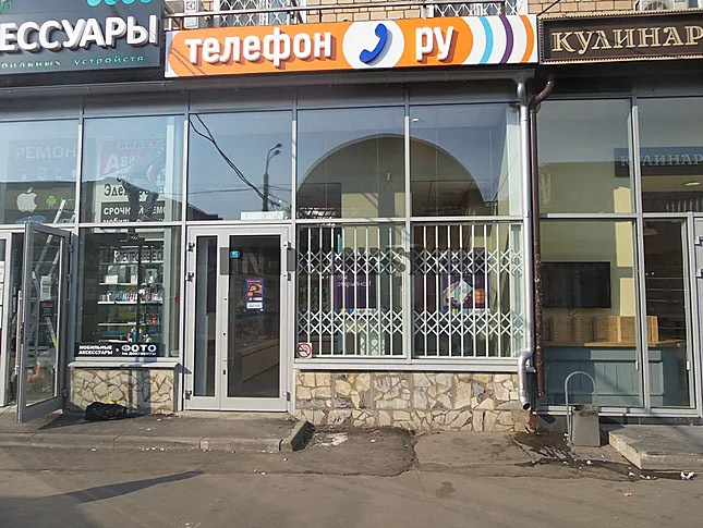 Раздвижная решетка в салоне связи Телефон.ру